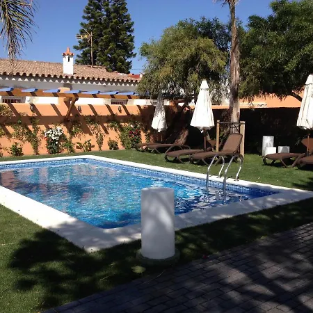Con Doble Entrada Y Piscina Compartida