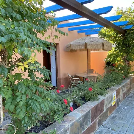 Con Doble Entrada Y Piscina Compartida