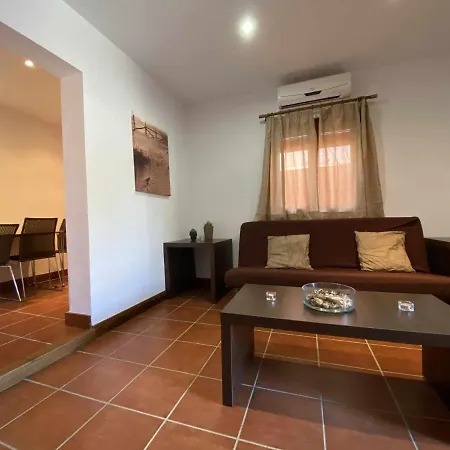 Con Doble Entrada Y Piscina Compartida